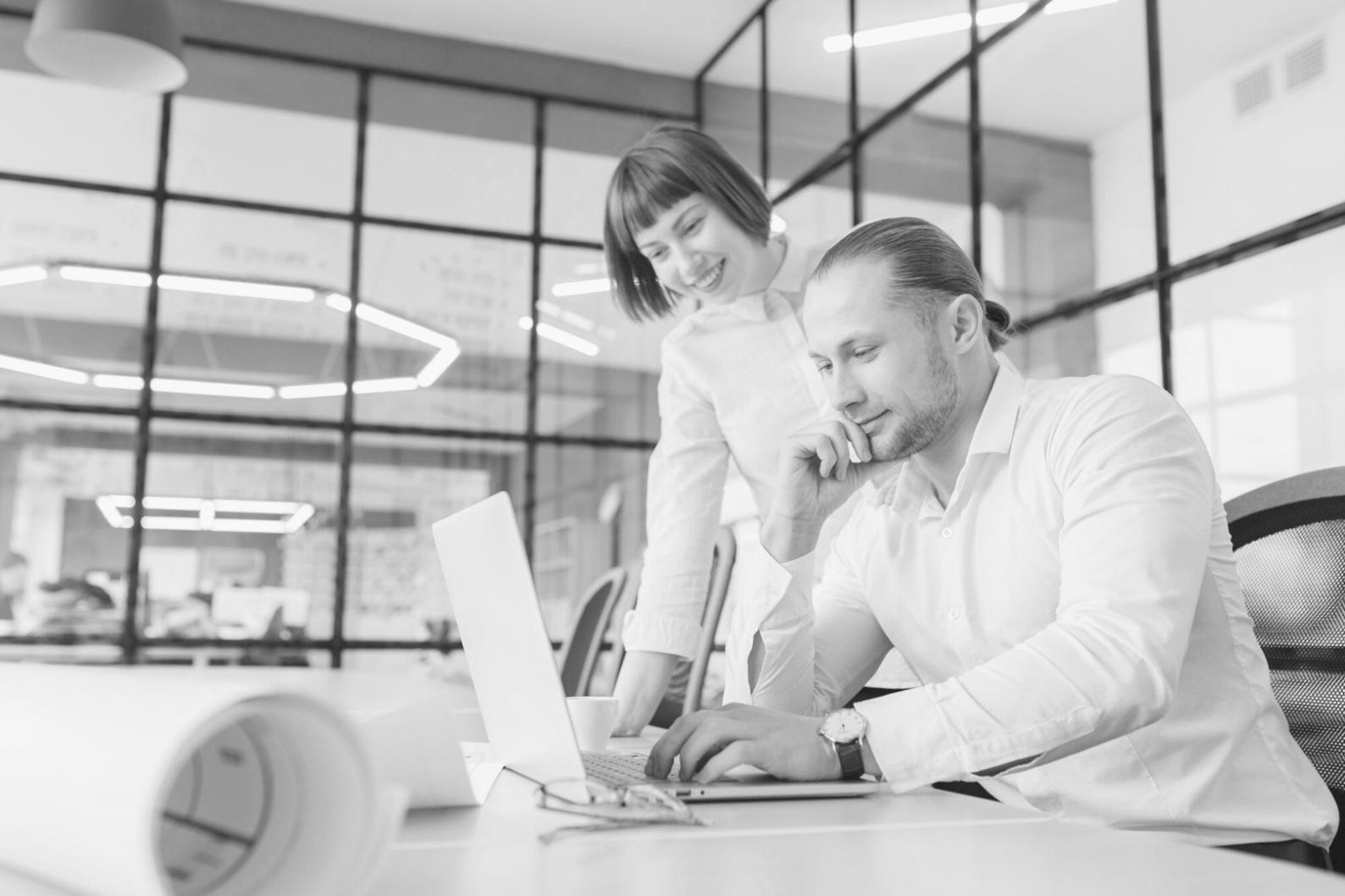 Equipo empresarial analizando métricas financieras